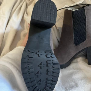Oanvända boots  - Ett par oanvända, stängda högklackade boots från h&m 