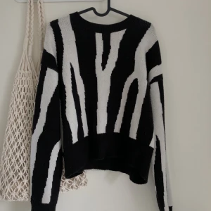 Zebra sweater - Supermysig och skön stickad tröja från Chiquelle🖤 Väl använd men fortfarande fin, inte nopprig!