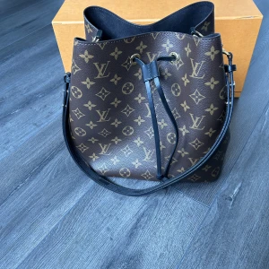 Néo noé Louis Vuitton bag - Säljer min néonoé LV väska i väldigt bra skick. Skulle säga att den är i nytt skick förutom en skrapa i hörnet i botten (se sista bilden). Har endast använt den fåtal gånger och när jag inte använt den har den varit i sin dustbag. Ordinarie pris: 19 000kr