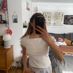 Vit topp  - Vit topp från Lindex barnavdelning i stretchiga material. Jag är vanligtvis en S-M, men den här passar mig hur bra som helst. Säljer då den inte kommer till användning, som ny! 