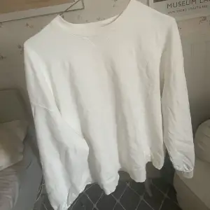 Fin oversized Massimo dutti tröja som inte används. Bra skick (skrynklig pga legat i garderoben länge🙃) köparen står för frakt👍