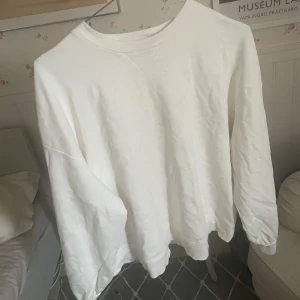 Sweatshirt  - Fin oversized Massimo dutti tröja som inte används. Bra skick (skrynklig pga legat i garderoben länge🙃) köparen står för frakt👍