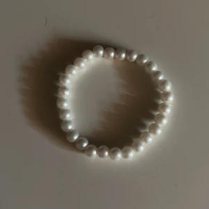 Pärlarmband  - Fint vitt pärlarmband💞