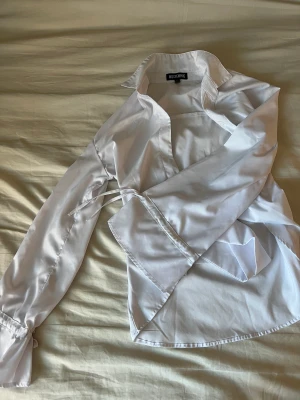 Skjorta/blus - Vit skjorta med fina detaljer, superbekvämt material🤍. Använd fåtal gånger, kommer tyvärr inte till användning längre 