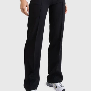 KOSTYMBYXOR  - Jättesnygga svarta kostymbyxor från madlady i storlek S. I bra skick. Pris kan diskuteras, frakt ingår inte. Skriv privat om ni undrar något💕💕