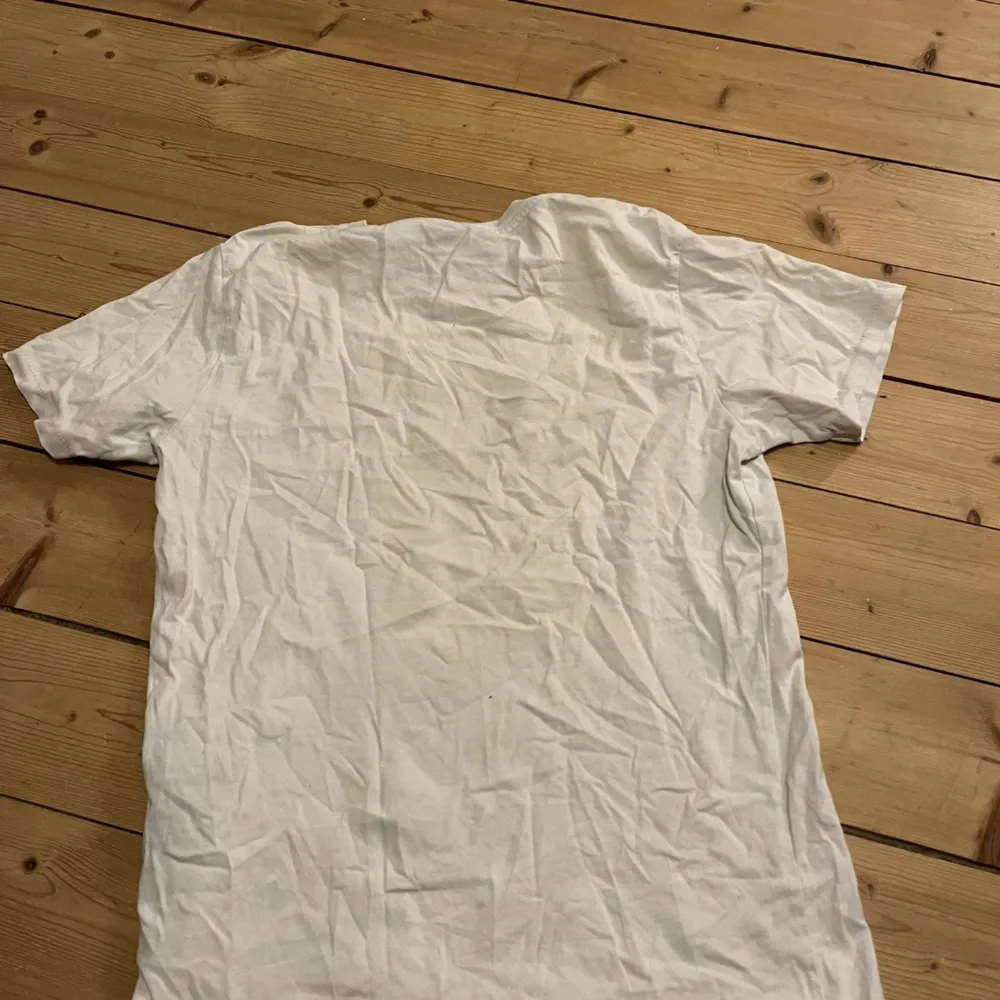Säljer en vit Levis T-shirt i storlek XS, knappt använd. köparen står för frakten!. T-shirts.