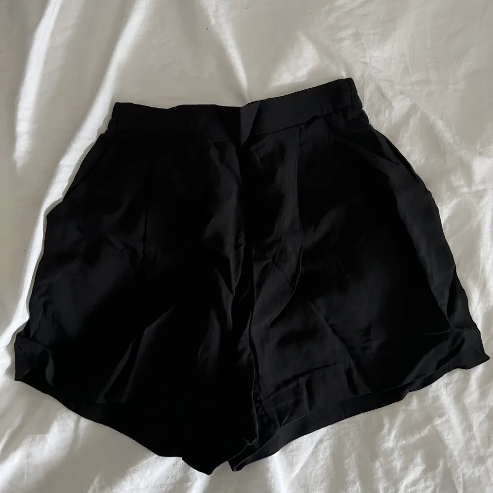 Fladdriga shorts från H&M i stl 32. Shorts.
