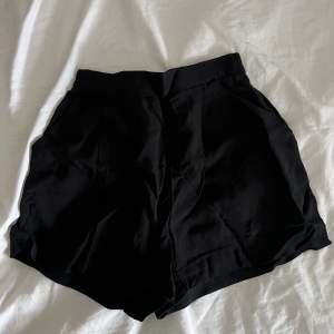 Fladdriga shorts från H&M i stl 32