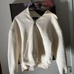 En brand of roses zip hoodie ny pris 1000 kr men den har 3 fläckar så säljer den för 250 kr och fläckarna är inte så synliga. Den är mindre i storleken så rekommenderar att köpa den om du har storlek S