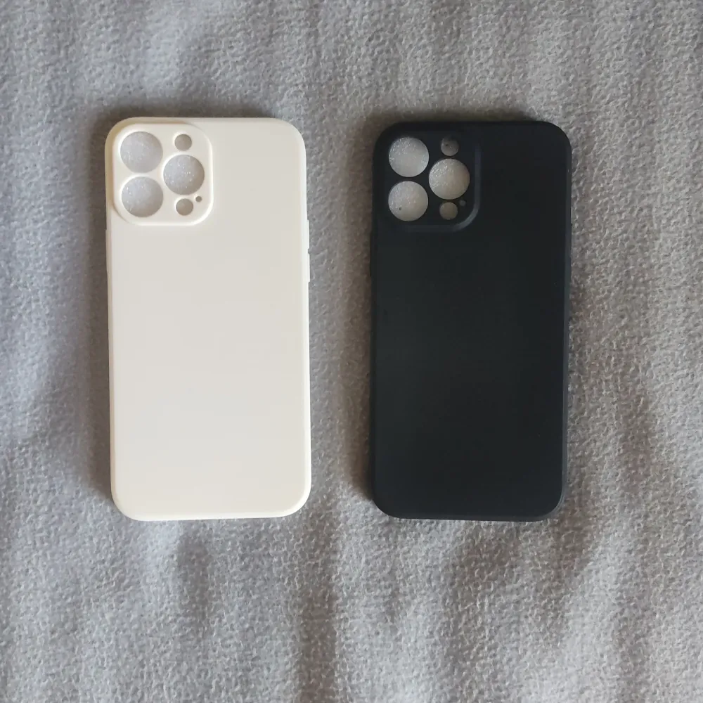 Vita och svarta mobilskal har precis fått jag, de är gjorda av en mjuk och böjbar gummiliknande plast. Övrigt.