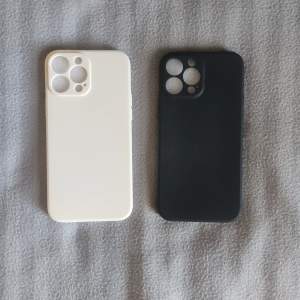 Vita och svarta mobilskal har precis fått jag, de är gjorda av en mjuk och böjbar gummiliknande plast