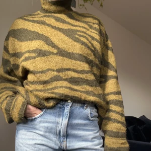 Stickad tröja - Stickad tröja zebramönster i två nyanser av grön från NA-KD💚 Varm och härlig, mjuk i tyget med en liten polo-krage. Använd men i bra skick.