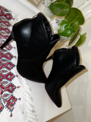 Svarta klackar  - Pris kan diskuteras 