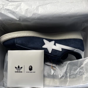 Bape x adidas campus 80s -  Bape x adidas campus 80s Storlek: EU44 Cond: helt nya (DS) Pris: 2200kr (kvitto finns) Helt nya Bape x adidas campus 80s ( 30th anniversary) extra vita skosnören medföljer samt bape x adidas tygpåse. Skorna kan hämtas i Stockholm eller fraktas 🙌🏻 