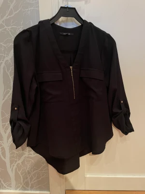 Blus - Aningens oversized så kan passa som M också, guldiga detaljer och lite längre om rumpan, skitsnygg att ha lite ”nerstoppad” i byxorna. Sparsamt använd.