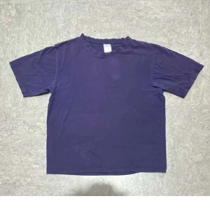 Lila t shirt  - Simpel lila t shirt utan tryck. Bra att ha till sommaren👍 använd gärna köp  nu och kolla in min profil och följ för mer kläder👌 tveka inte på att skriva😊 skickar oftast inom 12-24 timmar!