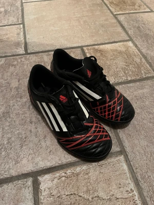 Adidas fotbollsskor barn strl 32 - Storlek 32 fotbollsskor barn 