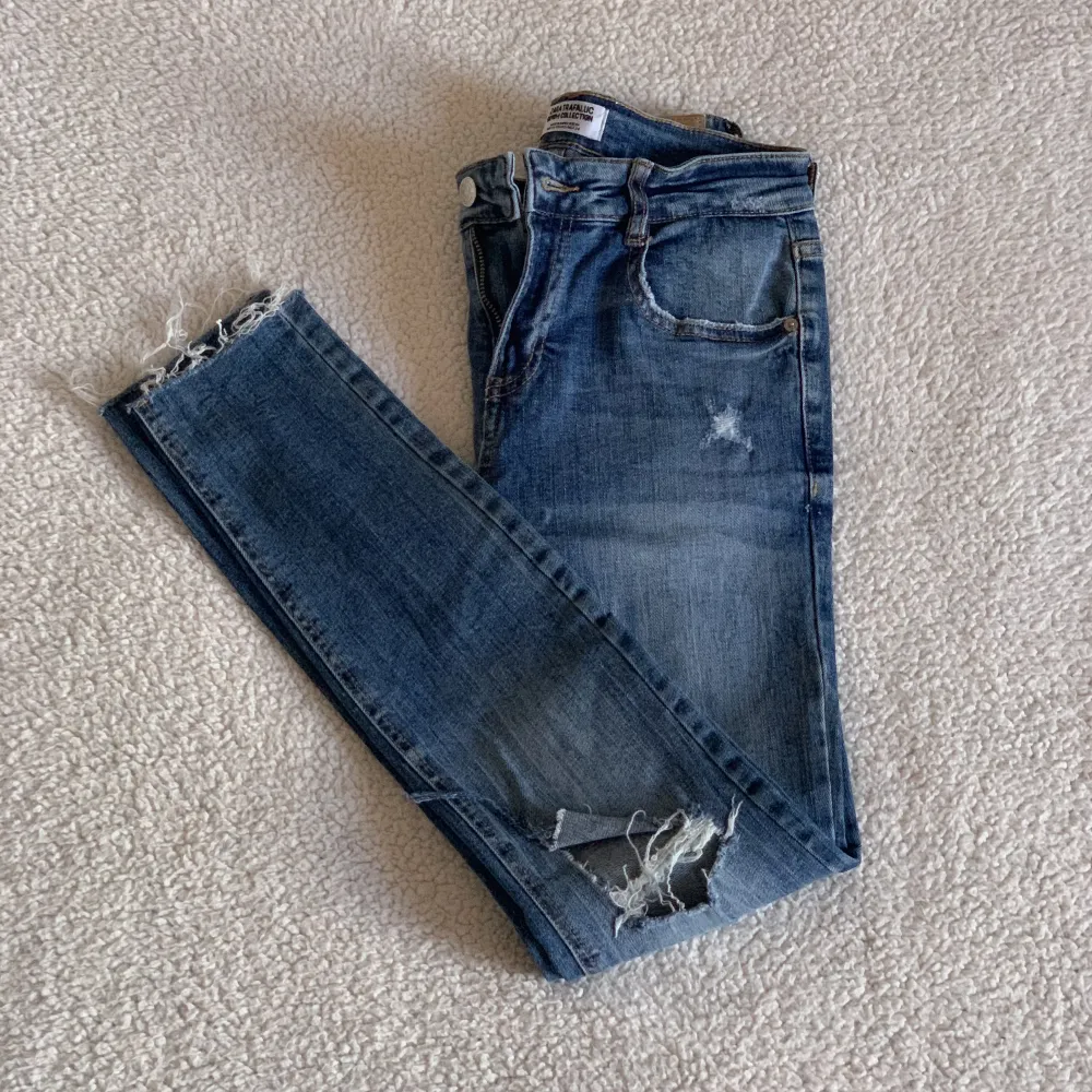 Snygga skinny jeans från ZARA med slitning och hål på ena knäet. Storlek 34. Passar mig bra i längden som är 170. Använda endast en gång. Stretchiga. Inga anmärkningar 🌻. Jeans & Byxor.