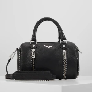 Zadig & Voltaire väska - Populär väska från Zadig Voltaire, slutsåld i dem flesta affärerna. I okej skick. Axelrämsbandet ingår. Skriv privat för fler bilder.🫶🏼  Priset kommer inte sänkas💕