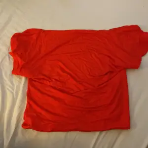 Röd topp med öppen rygg, storlek L men är väldigt stretchig så skulle funka till en XL, från SHEIN