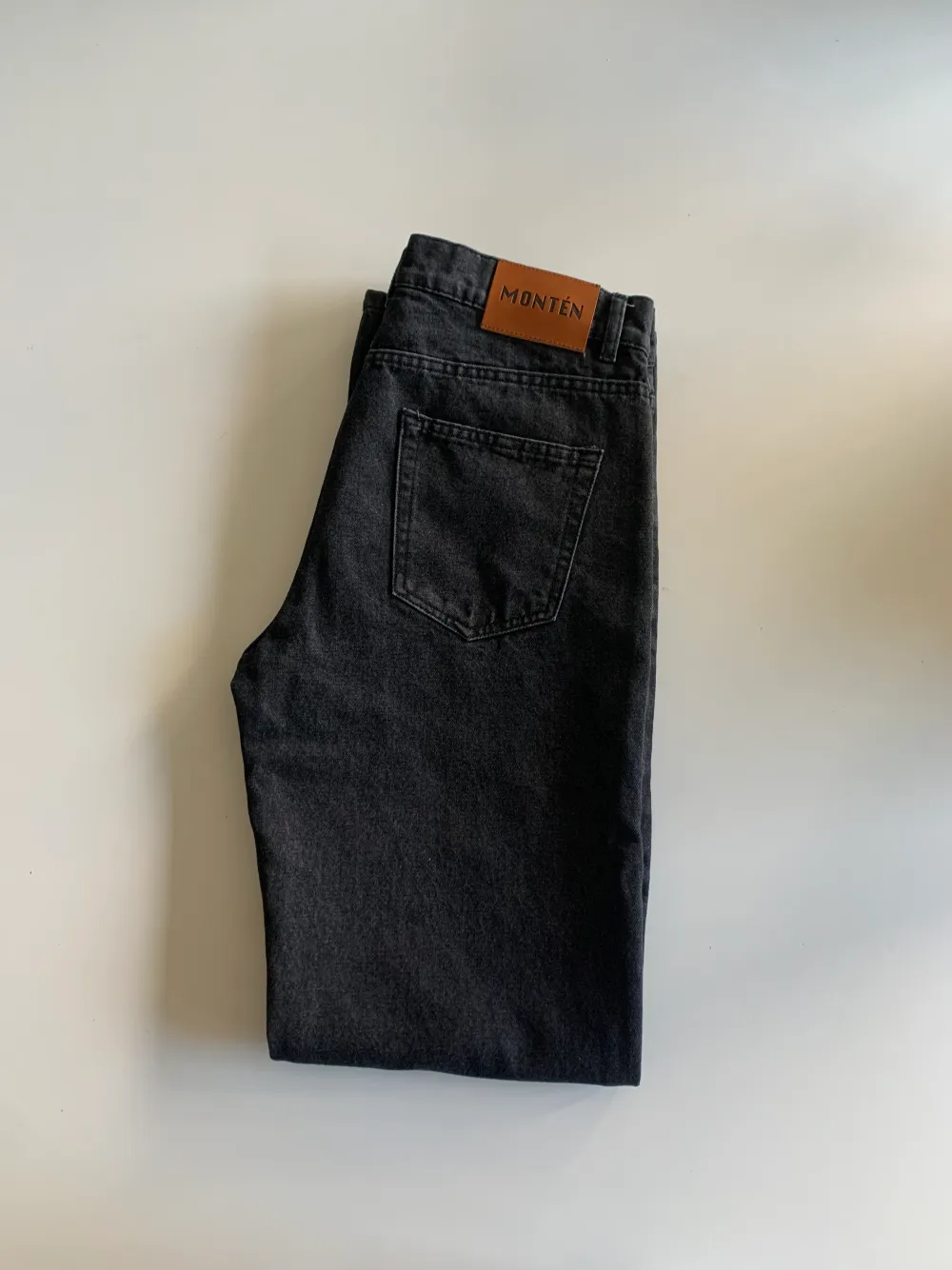 Jag säljer mina jeans från Monten då de inte passar, dem är helt oanvända och nyskick och är i storlek 32/32 Nypris 900kr. Jeans & Byxor.