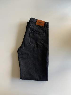 Jag säljer mina jeans från Monten då de inte passar, dem är helt oanvända och nyskick och är i storlek 32/32 Nypris 900kr