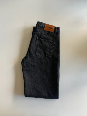 Monten Jeans  - Jag säljer mina jeans från Monten då de inte passar, dem är helt oanvända och nyskick och är i storlek 32/32 Nypris 900kr
