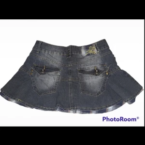 vintage miniskirt  - super snygg y2k vintage miniskirt att ha på inkommande sommar! 😍  Bredd: 37cm Längd: 28-30cm  (gylfen är lite sönder, men man kan fortfarande zippa upp den och knappen fungerar som vanligt.)