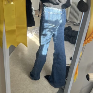 Stradivarius jeans - Säljer fina lågmidjade bootcut jeans från stradivarius. Dom är uppsydda och passar mig som är ca 163, har dock långa ben. Nypris var 399, säljer för 200. Billigare vid snabb affär. Storlek 32 men väldigt stretchiga. Byxorna är iprincip i nyskick🫶🏻