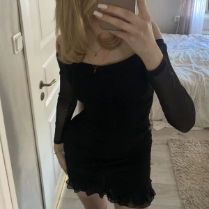 Svart offshoulder klänning  - Svart offshoulder klänning från bikbok. Storlek S men skulle säga att den även passar någon som har XS eller M. Endast använd en gång🤍🤍