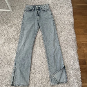 Jeans med slits  - Snygga ljusblåa jeans med slits. Jag säljer för att dom var lite för långa för mig. Jeansen är i väldigt bra skick 