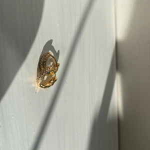 Guldplaterade örhängen - Guldplaterade örhängen som är helt oanvända.