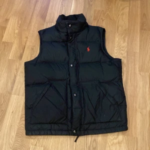 Polo Ralph Lauren väst  - En polo Ralph Lauren väst i bra skick storlek 14 är lite stor i storlek och sitter som en xs. Jag är 164 cm lång och den är lite stor så perfekt för dig som är ungefär 170.För fler frågor eller funderingar är det bara att skriva.