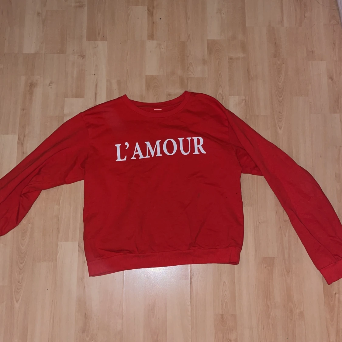 Lindex röda sweatshirt med vit L’amour text