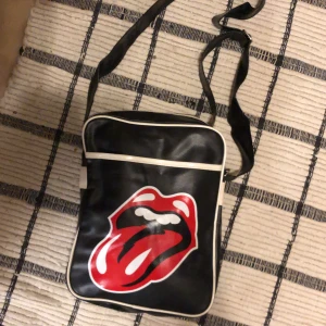 Cool väska  - Aldrig använd  retro Ca 30x25cm