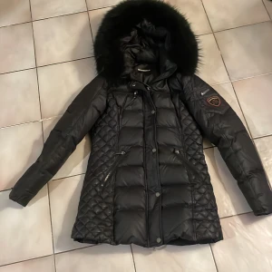 Rock and blue jacka - Säljer min gamla rock and blue jacka som jag inte gillar längre, inga defekter och den är i fint skick. Riktig päls och äkta, kostade 2700