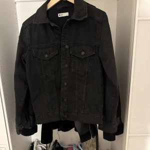 Jeansjacka - Säljer denna helt oanvända jeansjacka från GinaTricot. Den är i perfekt skick och är i storlek S. 