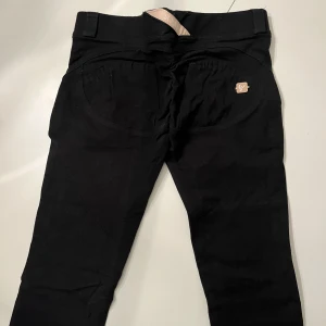 Freddy pants - Säljer mina gamla Freddy pants som jag knappt använt, enbart några enstaka gånger! I väldigt bra skick, inget fel på dessa alls.