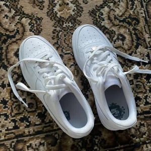 Nike Air force  - Dessa säljer jag, använda 1 gång i 10 minuter. Jag kände att de var fel storlek. 