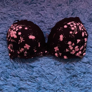 Behå - Har knappast använt dena fina bh för att den tyvär blev för liten på mig. Man kanske inte ser så tydligt på bilden men den är push upp. Skulle kunna diskutera pris och skickat flera bilder om det är nödvändigt ^^  (exakt storlek Eu 75 A)