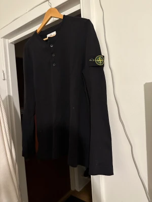 Stone island tröja - Snygg stone tröja köpt i somras men sparsamt använd