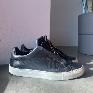 Arigato skor - Säljer mina såååå snygga arigato skor då de tyvärr är aningen förstora!❤️❤️ superfin modell men tyvärr lite slitna i skinnet och sulan (därav det billiga priset)💓 köparen står för frakt, hör av dig vid intresse!!🥰😇😇 nypris ca 2300kr