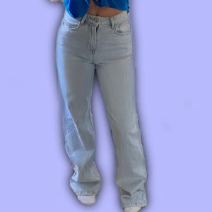 Högmidjade jeans - Högmidjade ljusblå jeans Köpta från madlady Sitter skitbra Storlek XS