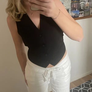 Väst - Så snygg väst från Cubus i svart!! Barnstorlek men skulle säga att den passar 34-38. 