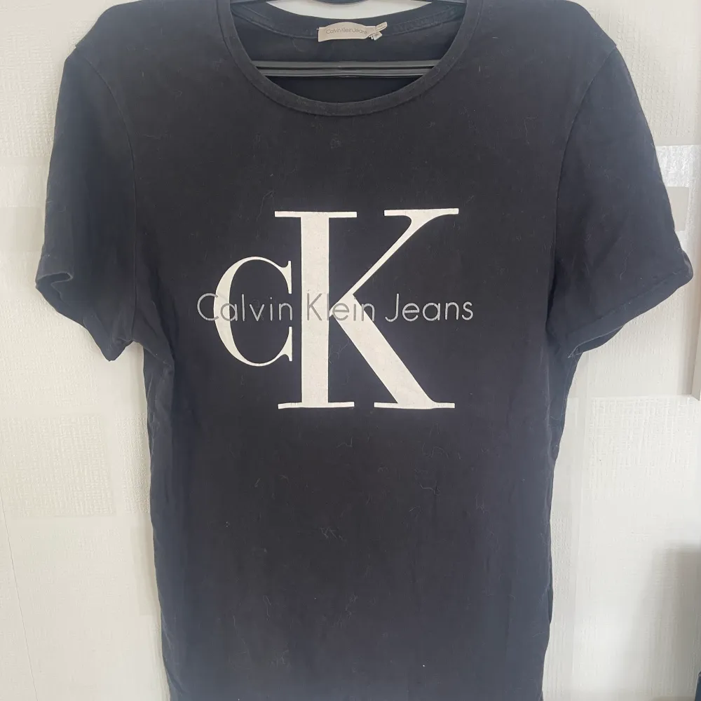 Hej säljer nu min Calvin Klein t-shirt. T-shirts.