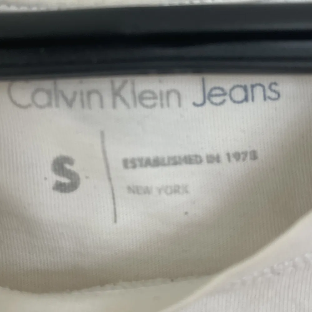 Hej säljer nu min Calvin Klein t-shirt i storlek s, tyvärr 2 fläckar på ryggen som syns på bilden, där av ett lägre pris.. T-shirts.