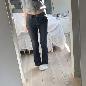 Jätte fina ltb jeans som är svart/gråa!😊😊