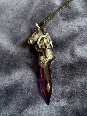 Enhörning amulett  - Fin amulett med mörk enhörning 