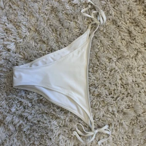 Knyt bikini - Säljer denna super fina bikini underdelen då den aldrig används pågrund av fel storlek, den är helt ny och passar så bra till allt, hör av vid frågor eller intresse 