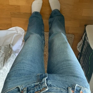 Blåa Jeans - Säljer mina superfina lowrise jeans från Gina Tricot i straight leg. I nyskick! Nypris 499kr. Kom privat för mått 🤗